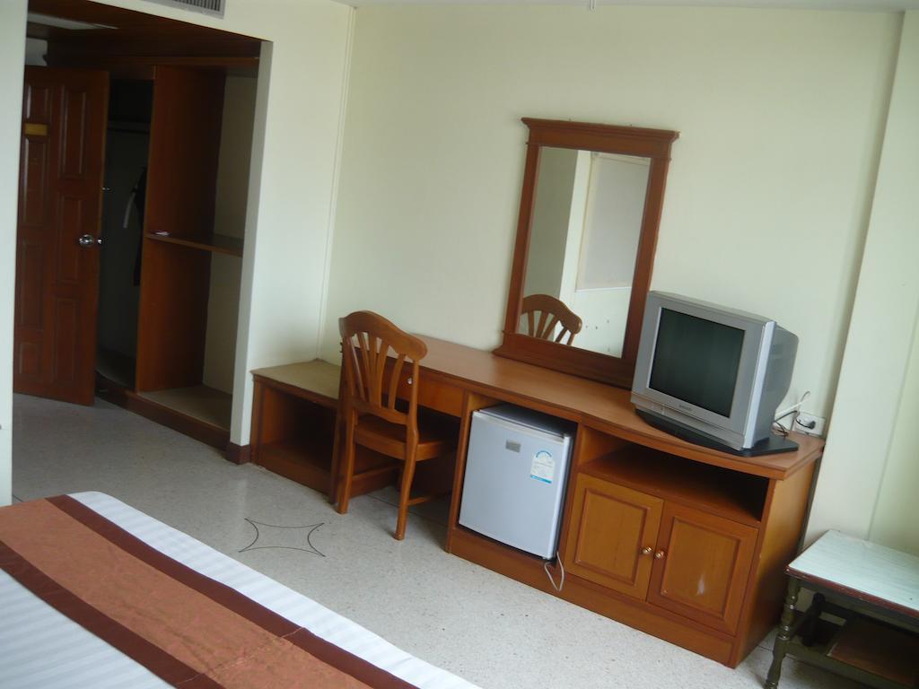 Morakot Twin Chumphon Otel Oda fotoğraf