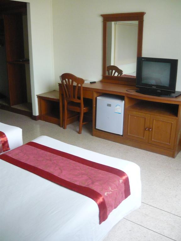 Morakot Twin Chumphon Otel Oda fotoğraf