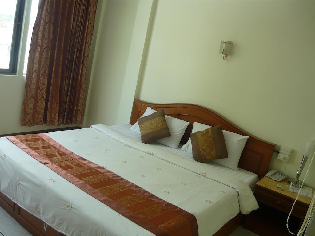 Morakot Twin Chumphon Otel Oda fotoğraf