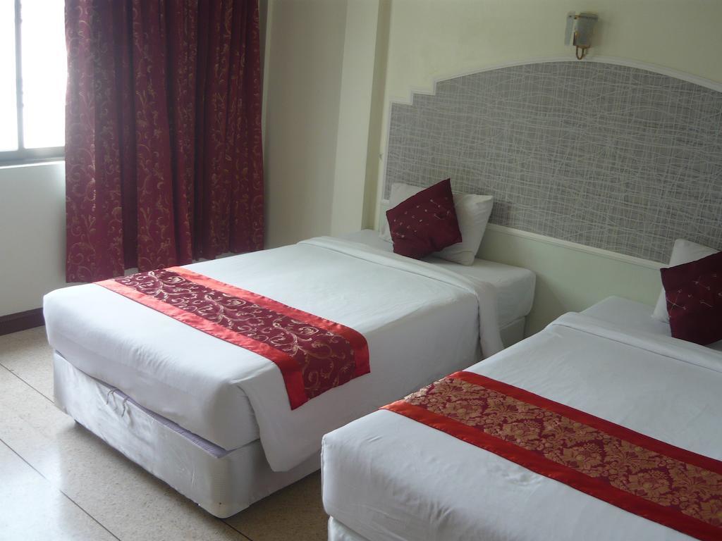 Morakot Twin Chumphon Otel Oda fotoğraf