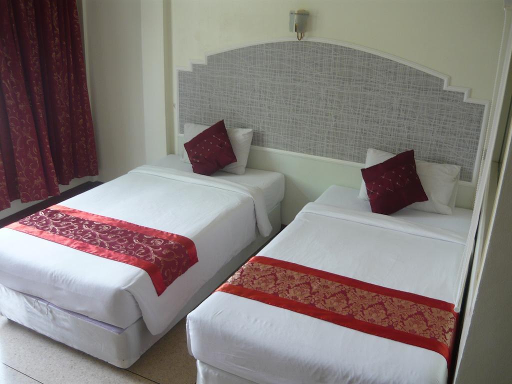 Morakot Twin Chumphon Otel Oda fotoğraf