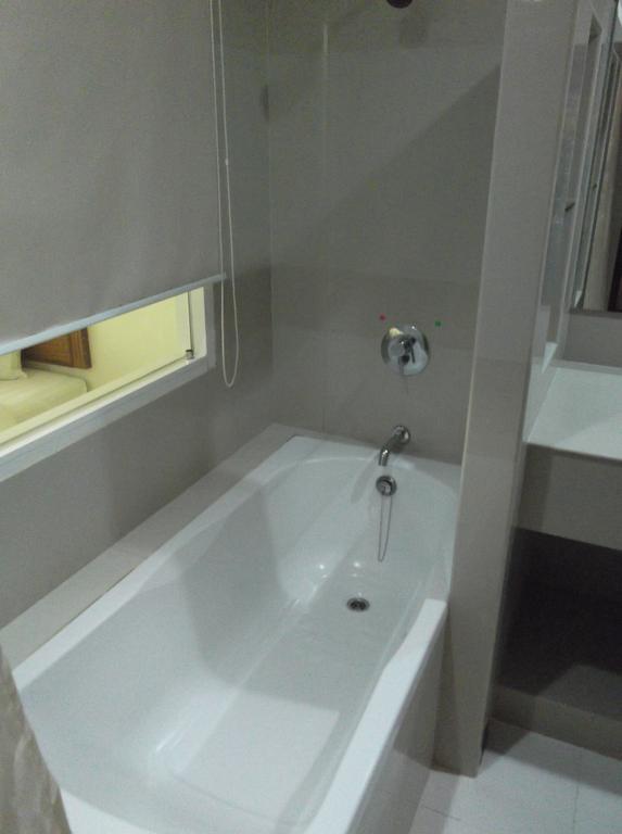 Morakot Twin Chumphon Otel Oda fotoğraf